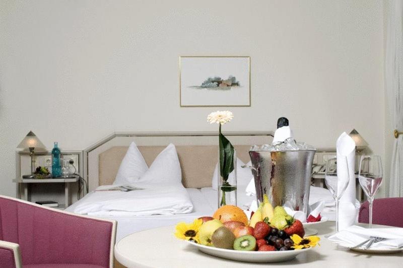 Malteser Komturei Hotel / Restaurant Bergisch Gladbach Zimmer foto